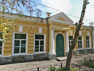 Городская усадьба И.П. Корунова и мещанина П.А. Кандальинцева: двухэтажный каменный жилой дом по улице; одноэтажный каменный дом по переулку, в котором размещалось 6-е мужское приходское училище и типолитография Жданова