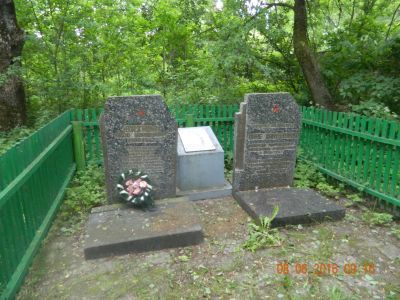 Братская могила председателя колхоза с семьей, расстрелянных фашистами