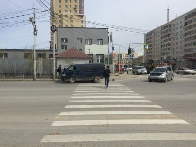 В Якутске автомобиль с неисправными тормозами въехал в машину и сбил пешехода