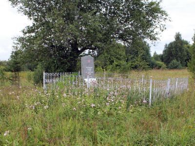 Памятное место, где захоронены мирные жители, расстрелянные фашистами в 1942 г. за связь с партизанами