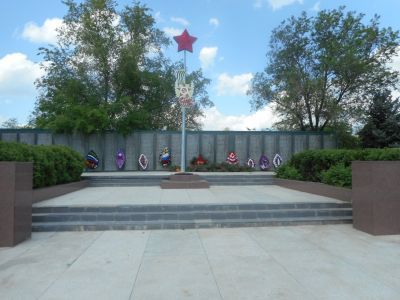 Братская могила воинов Советской Армии, погибших в 1942 - 1943 гг. в боях с немецко-фашистскими захватчиками