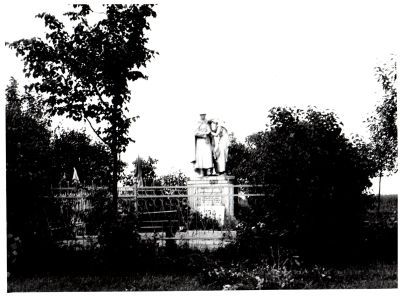 Братская могила советских воинов, погибших в боях с фашистами