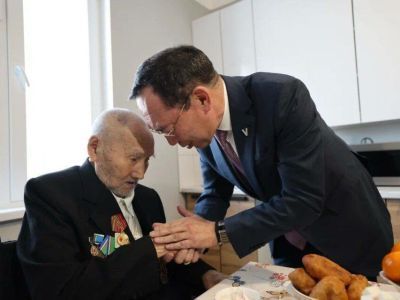 Глава Якутии вручил юбилейную медаль к 80-летию Великой Победы ветерану тыла