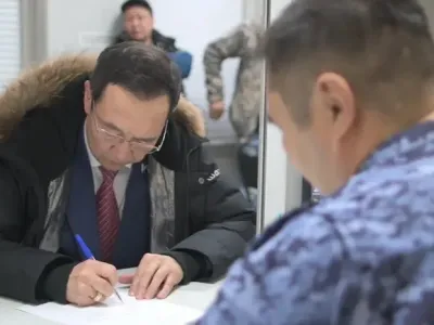 Глава Якутии передал участникам СВО гладкоствольное ружьё