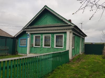 Деревянный жилой дом конца XIX века начала XX века с обильной пропильной резьбой по карнизам и наличниками