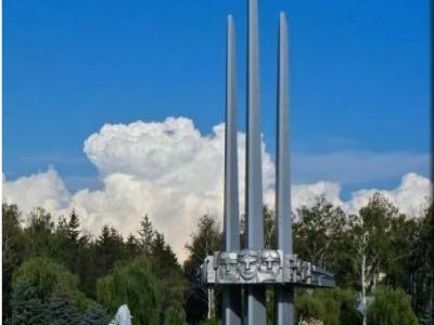 Обелиск летчикам 16-й Воздушной армии, героически сражавшимся в курском небе в 1943 г. Установлен в 1975 году