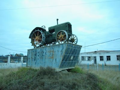 Трактор «ХТЗ», установленный в честь первых трактористов района