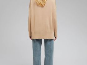 Джемпер с воротником-стойкой и спущенным плечом