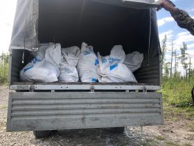 На берегу Восточной Хандыги собрали 12 мешков мусора