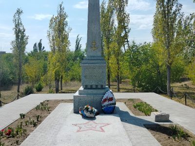 Братская могила моряков сводного батальона Волжской военной флотилии