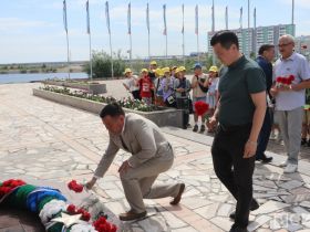 В Дни армейской культуры на площади Победы Якутска возложили цветы якутянам-героям