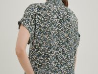 Блузка с коротким рукавом и отложным воротником