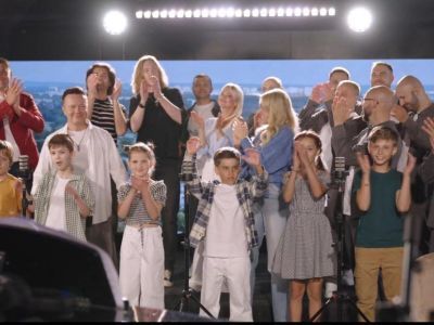 Российские артисты представили новую песню ко Дню семьи, любви и верности