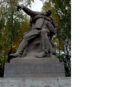 Скульптура «Солдат, поддерживающий раненого командира»