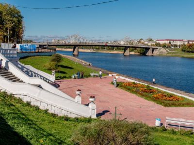 "Балкон", с парапетом набережной Дворцового сада