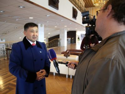 «Высокая оценка театрального искусства Якутии». Алексею Павлову вручили премию имени Фёдора Волкова