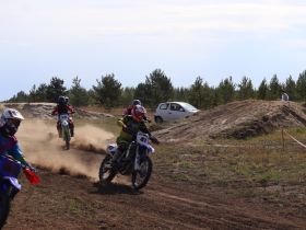 В Кысыл-Сыре прошли соревнования по мотокроссу