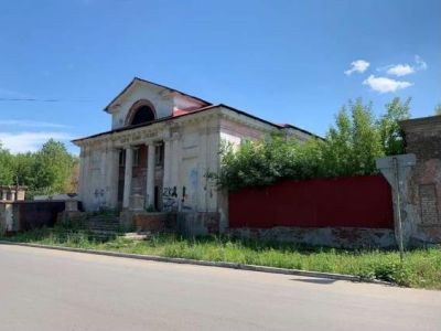 Клуб-кино «Слава» с воротами и оградой