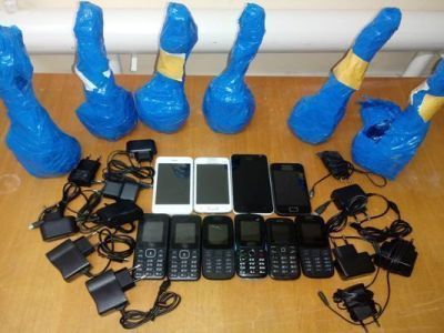 Четверо мужчин пытались перебросить на территорию исправительной колонии алкоголь и телефоны