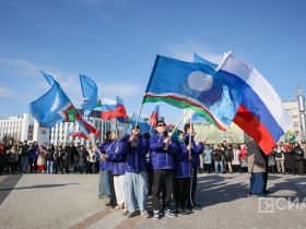 Более тысячи якутян станцевали осуохай на площади Республики