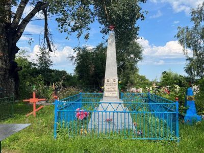 Могила партизан-мужа и жены Романенко. Обелиск установлен в 1966 году