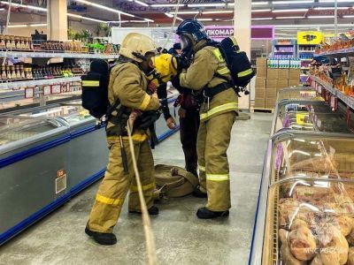 Сотрудники МЧС Якутии провели пожарные учения в торговом центре Якутска