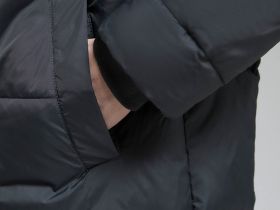 Стеганая куртка с капюшоном и меховой опушкой