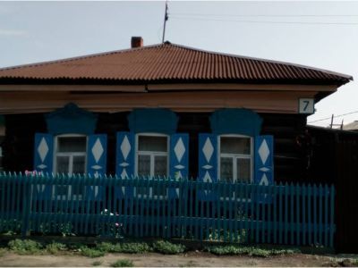 Жилой дом с воротами