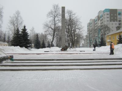 Памятник в честь участников Великой Отечественной войны - пилон с "Вечным огнем"