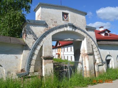 Северные ворота в восточной стене ограды