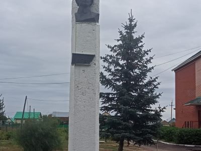 Памятник Б. Нуриманову