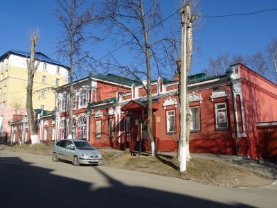Каменное двухэтажное здание