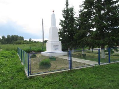 Братская могила трех организаторов восстания, расстрелянных колчаковцами 18 ноября 1919 года