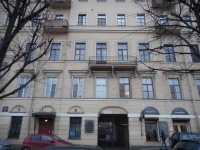 Дом, где жили: в 1814-1825 гг. - декабристы Муравьевы Н.М. и А.М., в 1814-1816 гг. - живописец Кипренский О.А., в 1816-1818 гг. - историк Карамзин Н.М.