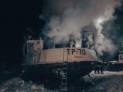 В Якутске в районе дамбы ночью загорелось речное судно