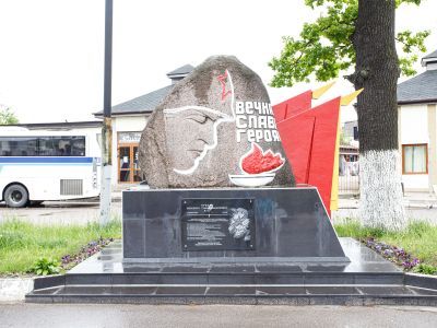 Памятный камень в честь войск, штурмовавших город Гумбиннен (арх. Ф.И. Гулидов, Н.П. Тищенко, гранит)