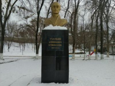 Памятник-бюст У.Буйнакскому