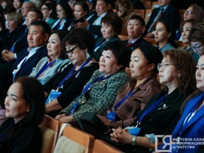 Глава Якутии учредил премию в 100 тысяч рублей лучшим педагогам и наставникам