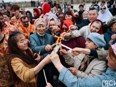 Частицу Благодатного огня из Иерусалима встретили в Якутске на площади Победы