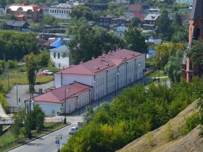 Здание гимназии, где работал директором Менделеев Иван Павлович, у которого в 1839-1856 гг. в разное время бывали декабристы Басаргин Николай Васильевич, Фонвизин Михаил Александрович, Чижов Николай Александрович и обсуждали вопросы улучшения народного об