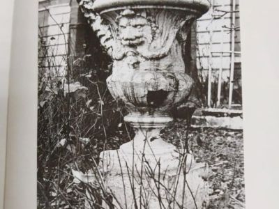 Вазон перед зданием почты