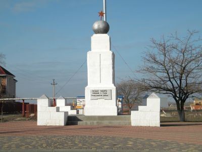Обелиск землякам, погибшим в годы гражданской войны