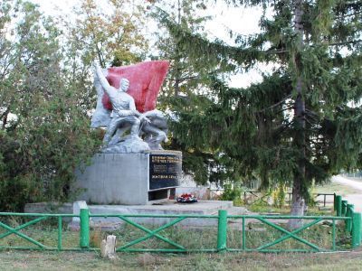 Братская могила советских воинов и памятный знак в честь воинов-односельчан, погибших в годы Великой Отечественной войны