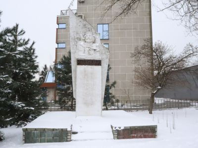 Стела - барельеф А.Гарибальди (в память пребывания в Таганроге в 1833 г)