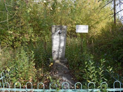 Могила коммуниста  П.Д.Шахалова, убитого кулаками в 1930 г. На могиле установлен обелиск