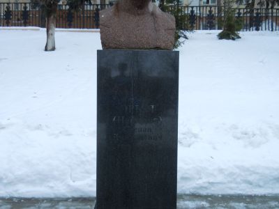Памятник-бюст скульптору С.Д.Эрьзи (Нефедову). Скульптор М.М.Воскресенская. Сооружен из гранита