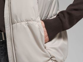 Утепленный жилет с искусственным наполнителем