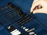 Набор для скетчинга Finenolo карандаши, ластики, аксессуары 27 предметов в пенале-свитке