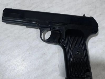 В Чульмане мужчина угрожал продавцу пистолетом из-за шоколадки