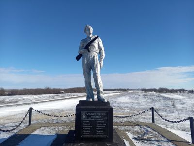 Памятник на месте расстрела разведчиков Советской Армии в 1943 г.